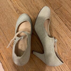 Chase & Chloe Size 9 heels gold sparkly